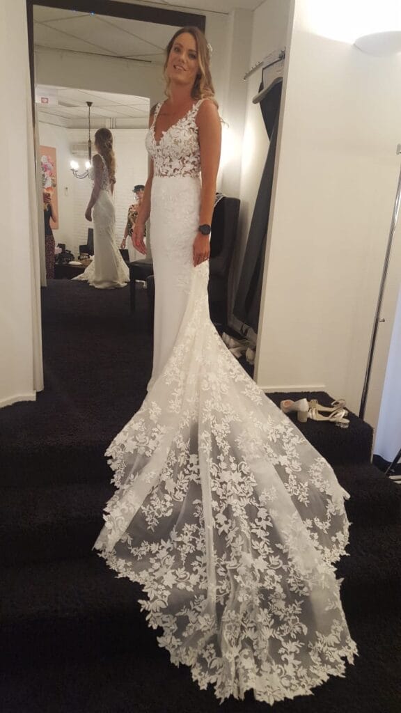 Belle robe Enzoani Ivoire Régulier Col Long V Nouveau (Non altéré) Taille Naturelle 36