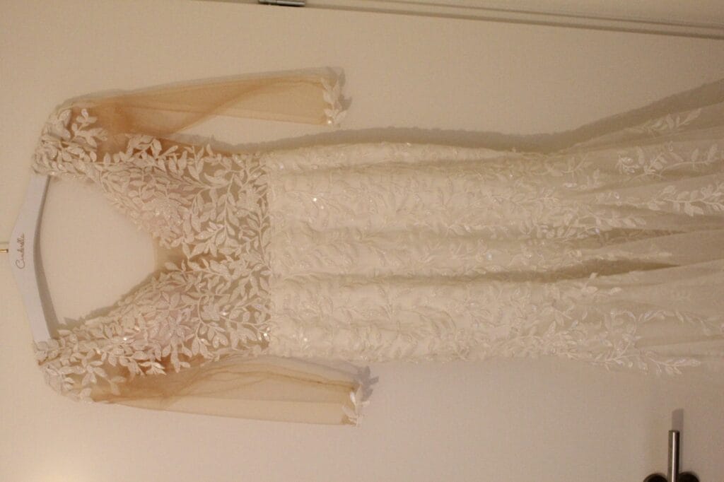 Adorable robe de mariée Vindress Ivory Mermaid Long V-neck New (Un-Altered) Natural Size 36