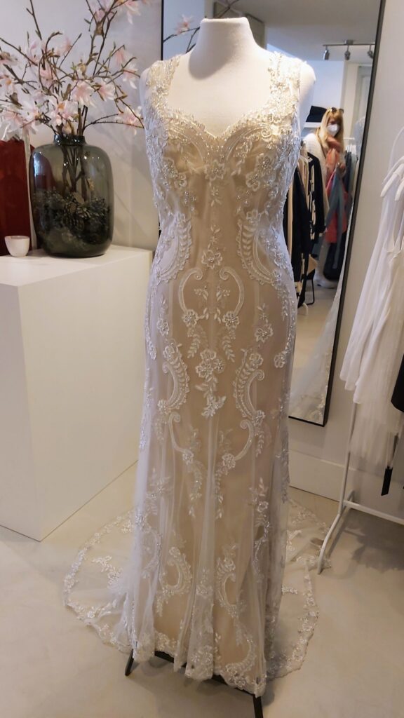 Robe de mariée moderne Pronovias Ivoire Régulier Col long en V Nouveau (non modifié) Naturel Taille inconnue