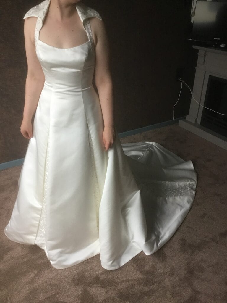 Robe de mariée élégante Vindress Ivoire Regular Long col en V Nouveau (non modifié) Satin Taille 40